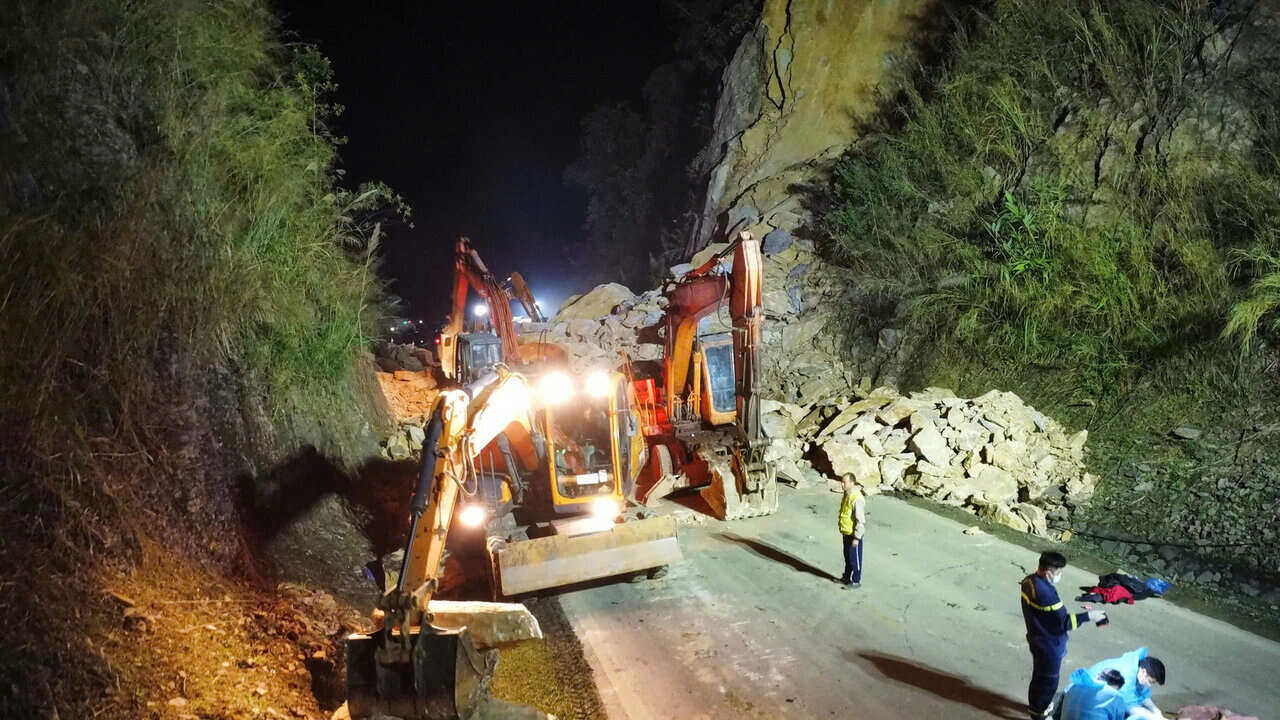 Search scene in the landslide on National Highway 6. Photo: Minh Nguyen