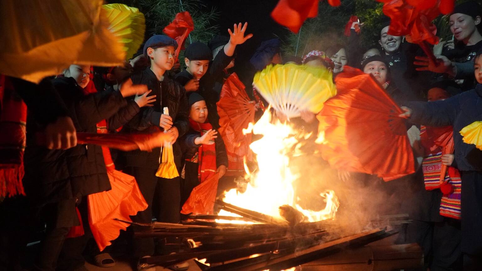 Du khach hao hung tham gia vao le hoi o ban lang Thai Hai.