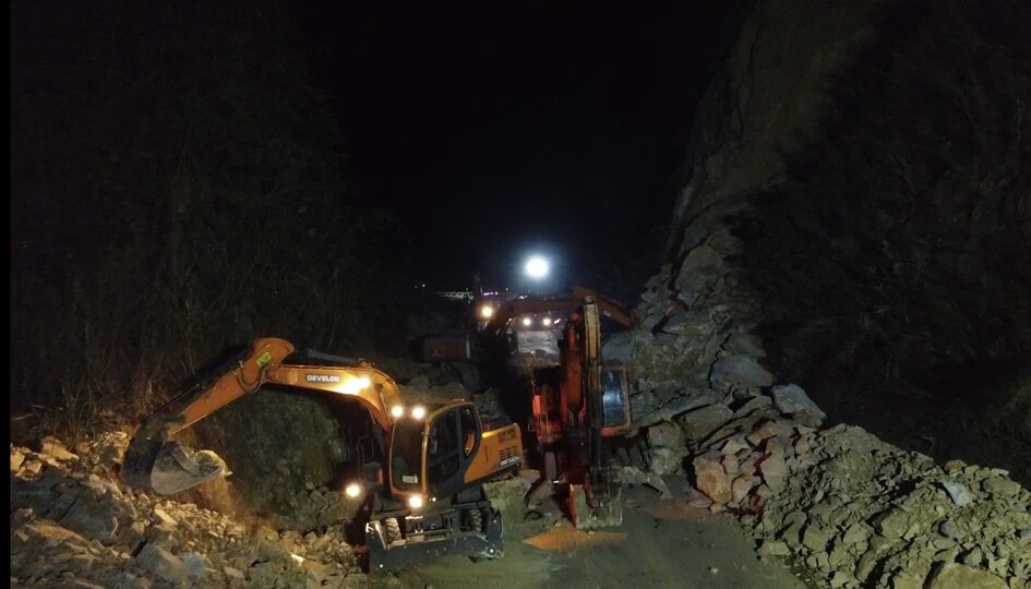 The scene of the landslide on National Highway 6. Photo: Tien Hieu