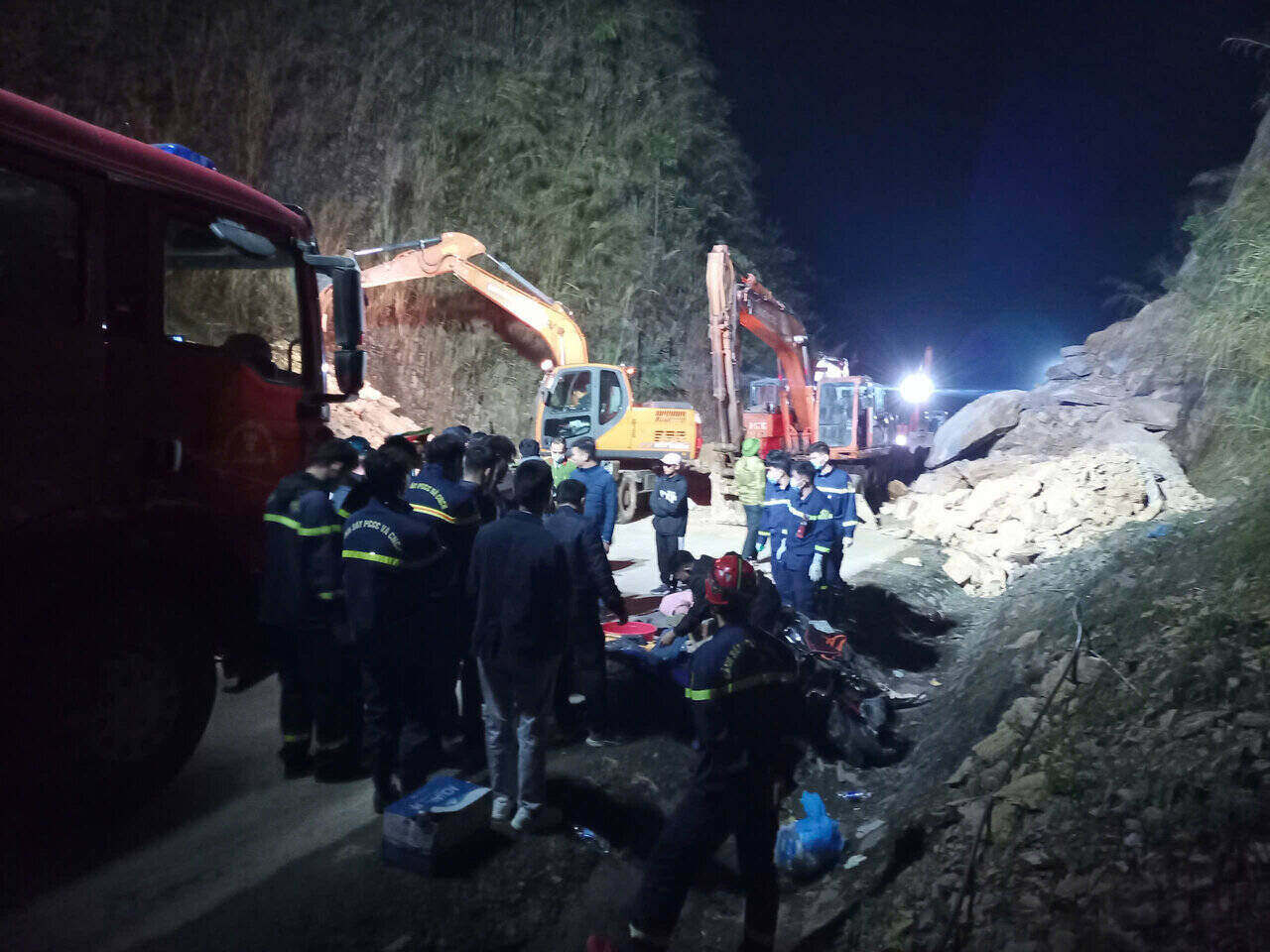 Cac luc luong co mat tai hien truong. Anh: Minh Nguyen