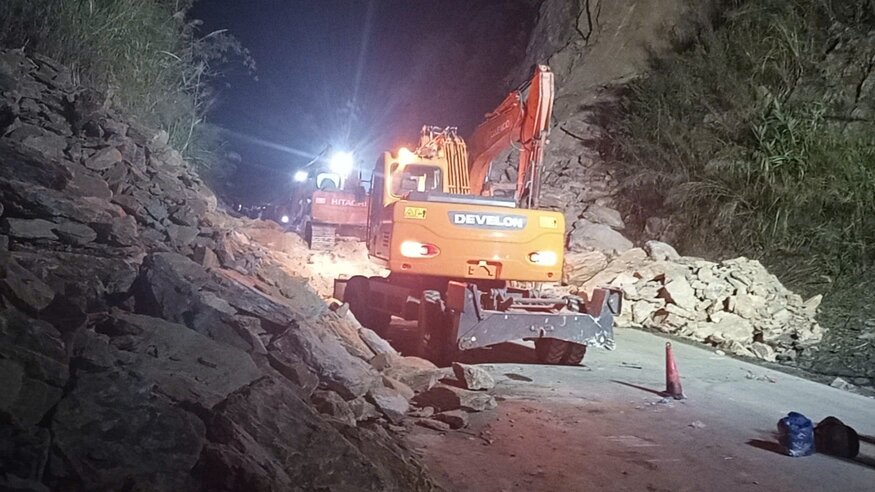 At least 3 people were buried in a serious landslide on National Highway 6. Photo: Tien Hieu