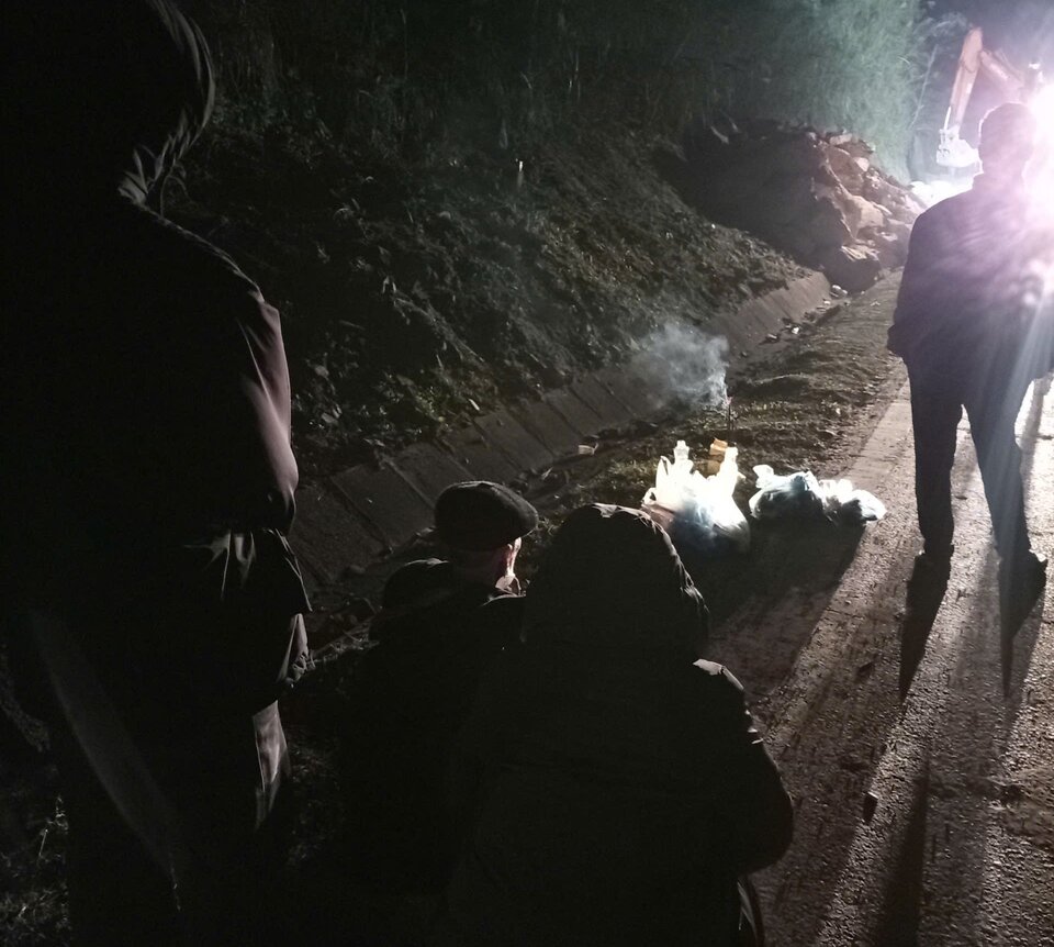 Nguoi nha ngong cho tin ben canh diem sat lo. Anh: Minh Nguyen