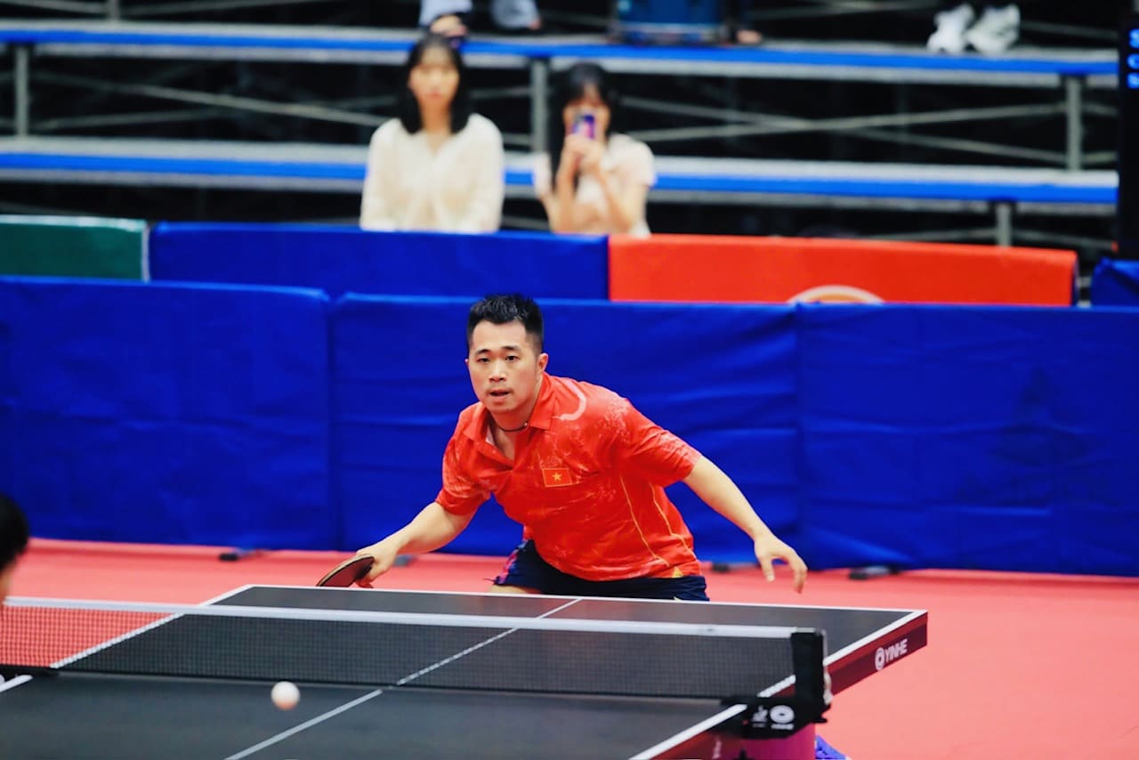 Tennis player Nguyen Duc Tuan played hard for the Vietnam men's table tennis team. Photo: Minh Dan