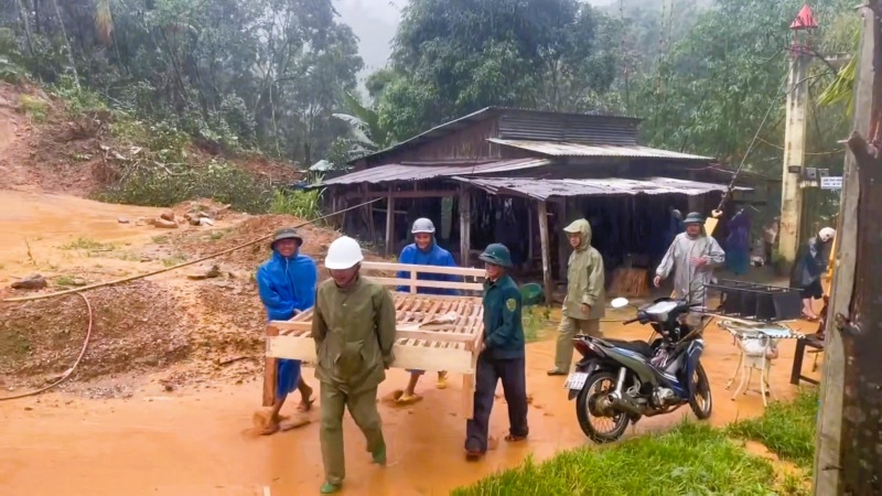 다낭 설날 전에 산악 지역 주민들을 위해 집을 다시 짓기 위해 경쟁합니다. 사진: Nguyen Hoang