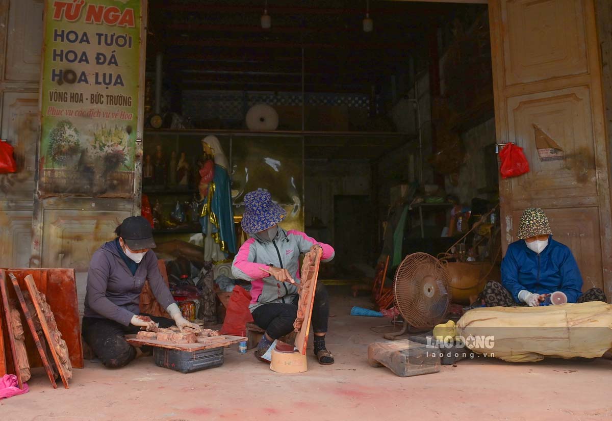 Xa Xuan Truong la mot trong nhung dia phuong co nghe che tac tuong go cong giao phat trien manh cua tinh Ninh Binh, voi hang chuc xuong lon nho hoat dong nhon nhip quanh nam. Cac san pham tai day da dang ve kich thuoc va mau ma, phu hop voi nhieu khong gian trung bay, tu nha tho den tu gia.