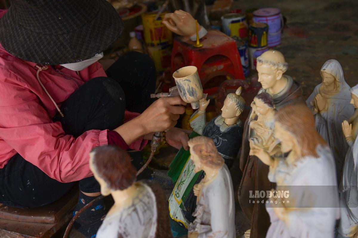 Cong doan phu son PU, giup san pham ben dep va bong min.