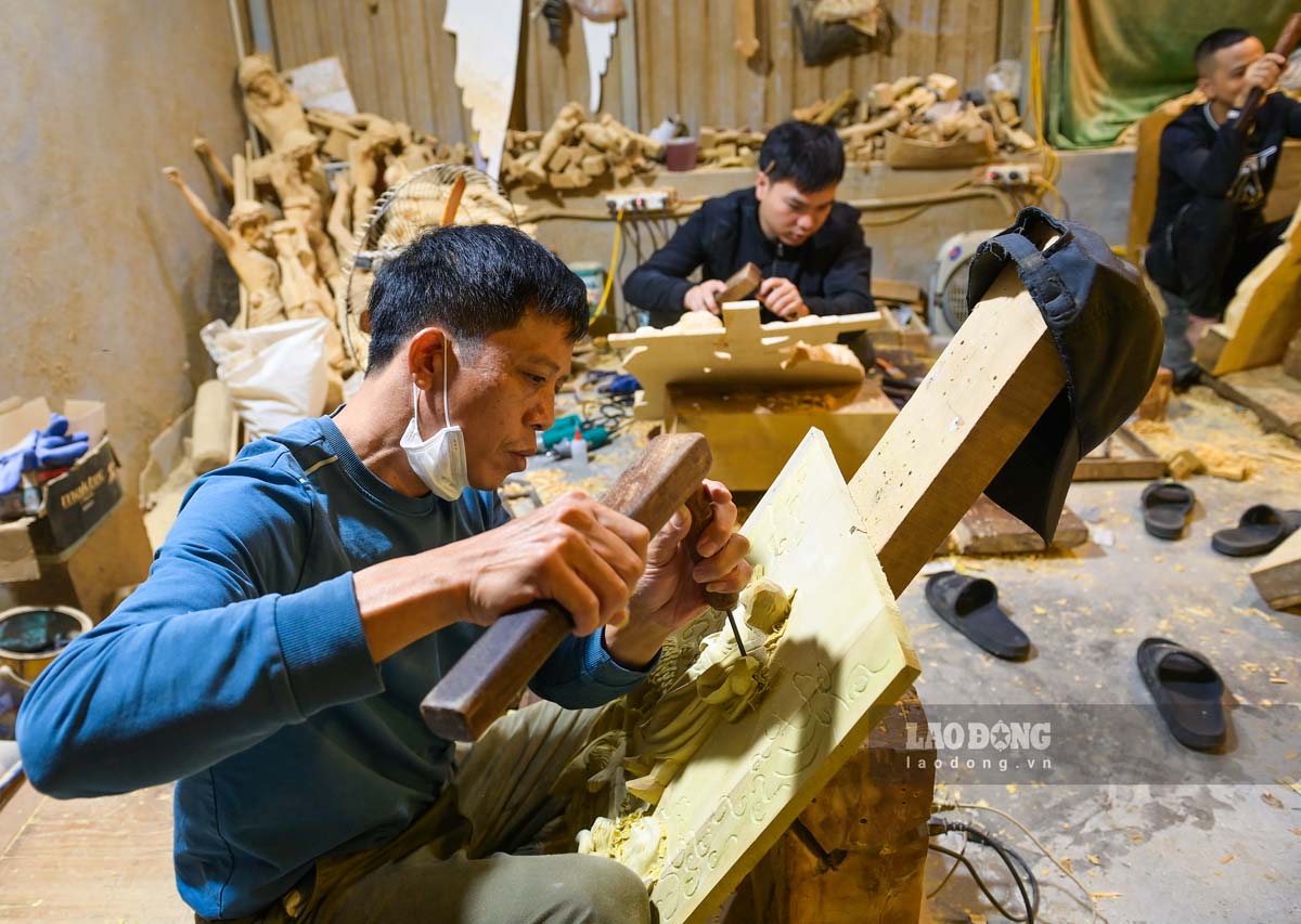 Theo anh Tu, de hoan thanh mot buc tuong, tho phai thuc hien nhieu cong doan ti mi. Truoc tien, nguoi tho se len hinh mau theo yeu cau cua khach va tu van loai go phu hop de tao phoi. Khi co phoi, tho se got, duc, cham khac chi tiet roi mai nhan; cuoi cung phu son PU, giup san pham ben dep va bong min. Trong do, cong doan dieu khac chi tiet tuong la kho nhat, doi hoi nguoi tho doi tay dieu luyen va su am hieu ve nhan vat de thoi hon vao tung duong ne