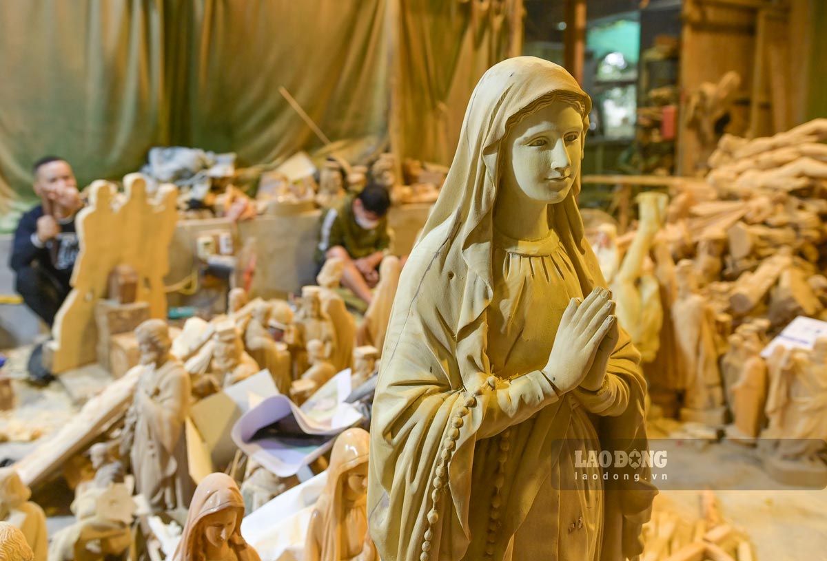 Ong Nguyen Xuan Hien, nguoi co hon 20 nam kinh nghiem trong nghe dieu khac tuong go, cho hay: “Lam tuong cong giao khong chi can kheo tay ma con phai am hieu sau ve ton giao. Tho phai hieu ro lich su va cau chuyen cua cac Thanh de the hien chuan xac sac thai, bieu cam, thi tuong moi that su co hon. Nhung ngay nay, khoi luong cong viec rat lon nhung toi van ti mi trong tung chi tiet de dam bao chat luong”.