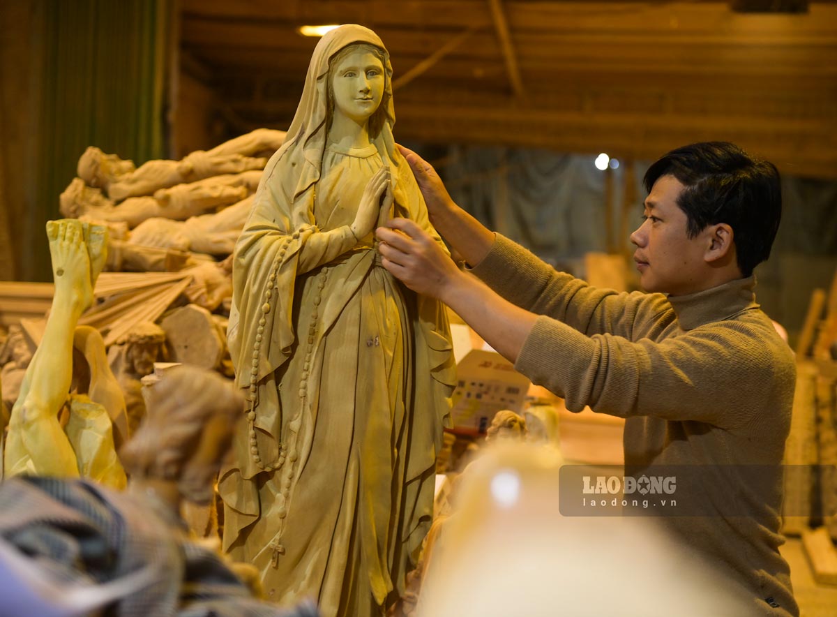 Ghi nhan tai xuong che tac tuong go cua anh Vu Van Tu (xa Xuan Truong), tieng cua, tieng duc cung tieng noi cuoi cua tho tao nen khong khi lao dong soi dong, khan truong.