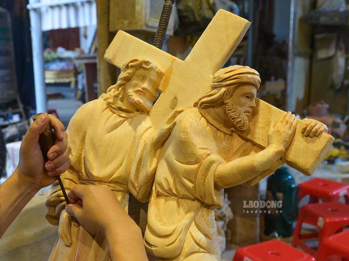 Cac san pham tai day da dang ve kich thuoc va mau ma, phu hop voi nhieu khong gian trung bay, tu nha tho den tu gia.