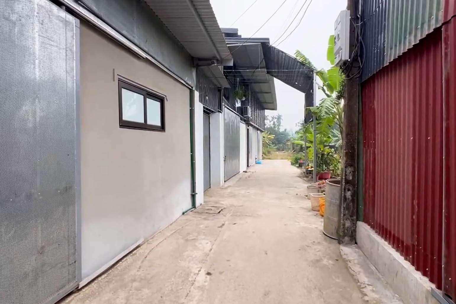 Toan 씨와 중개인 Dung이 PV를 데려간 An Ha 마을의 논에 불법적으로 건설된 막 완공된 주택 단지. 사진: PV 그룹