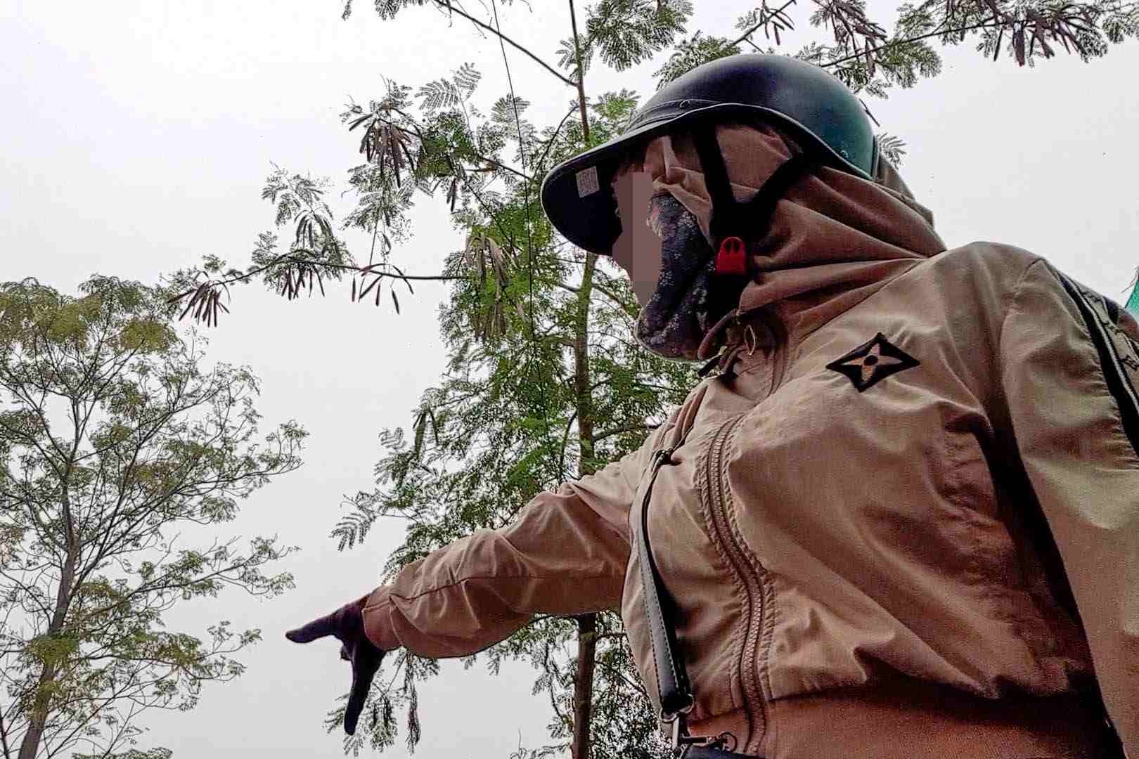 Moi gioi dat ten Dung dan PV den khu vuc duong An Ha 4 de xem cac lo dat ruong dang duoc rao ban hang ti dong. Anh: Nhom PV