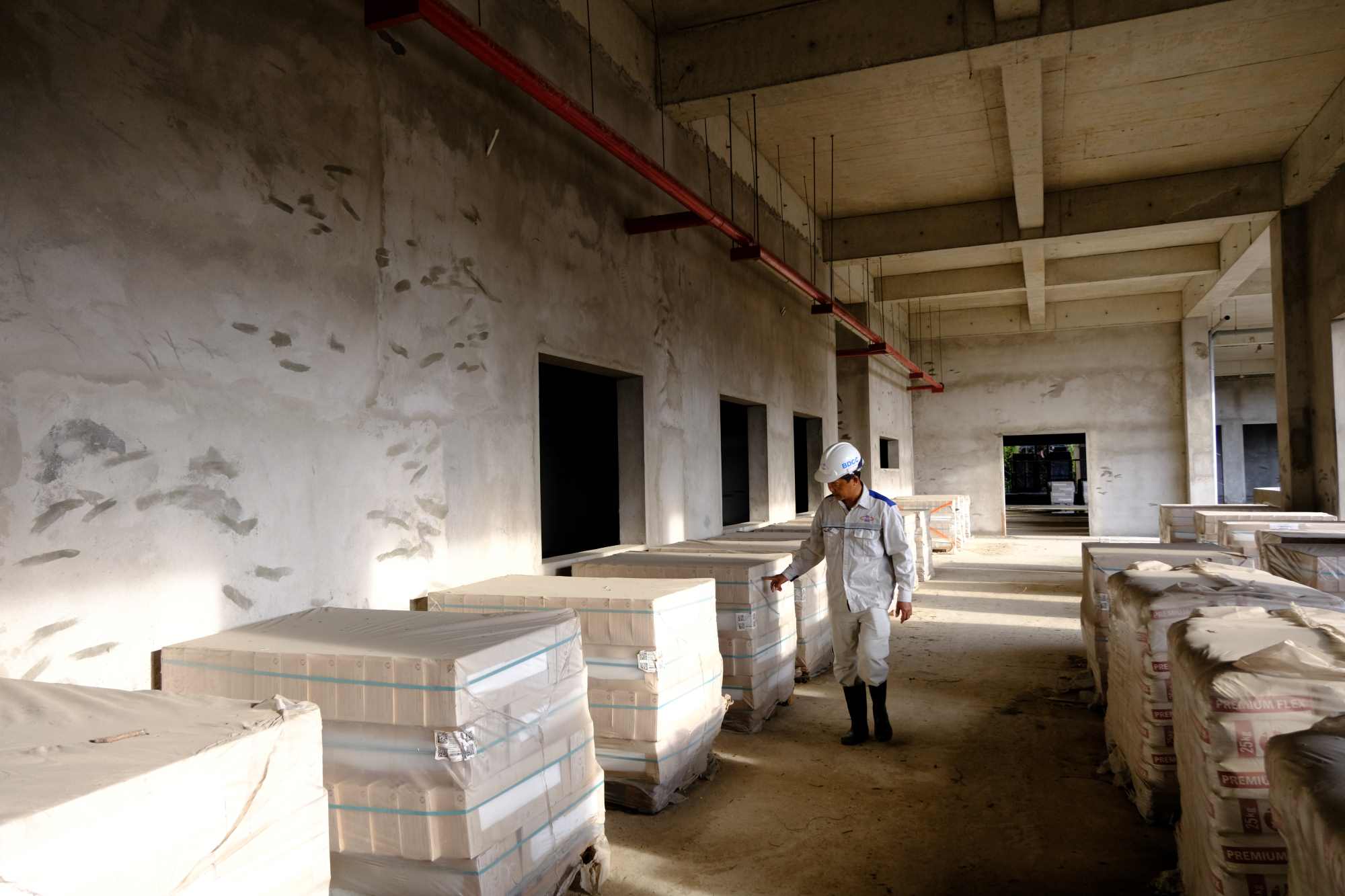 Ong Nguyen Manh Tri kiem tra vat tu ben trong Du an dau tu xay dung cong trinh Benh vien Ung buou TP Can Tho quy mo 500 giuong. Anh: Phong Linh