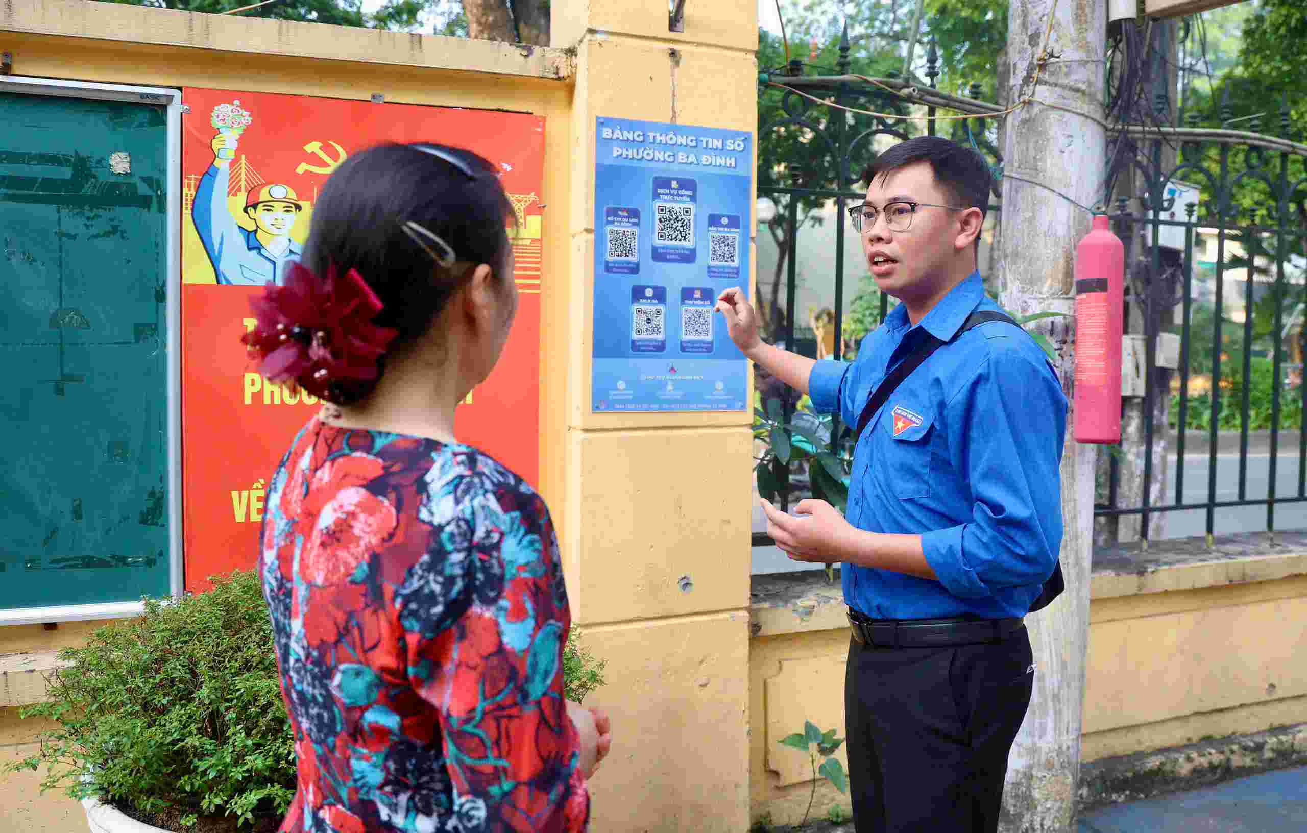 Ba Dinh Ward Youth is creative with the "Digital News Table" model. Photo: Viet Anh