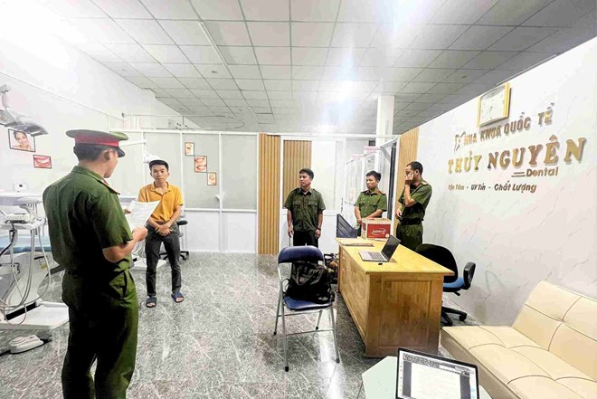 Từ phòng khám nha khoa “chui”, lộ mặt hai cán bộ bảo kê Từ phòng khám nha khoa “chui”, lộ mặt hai cán bộ bảo kê