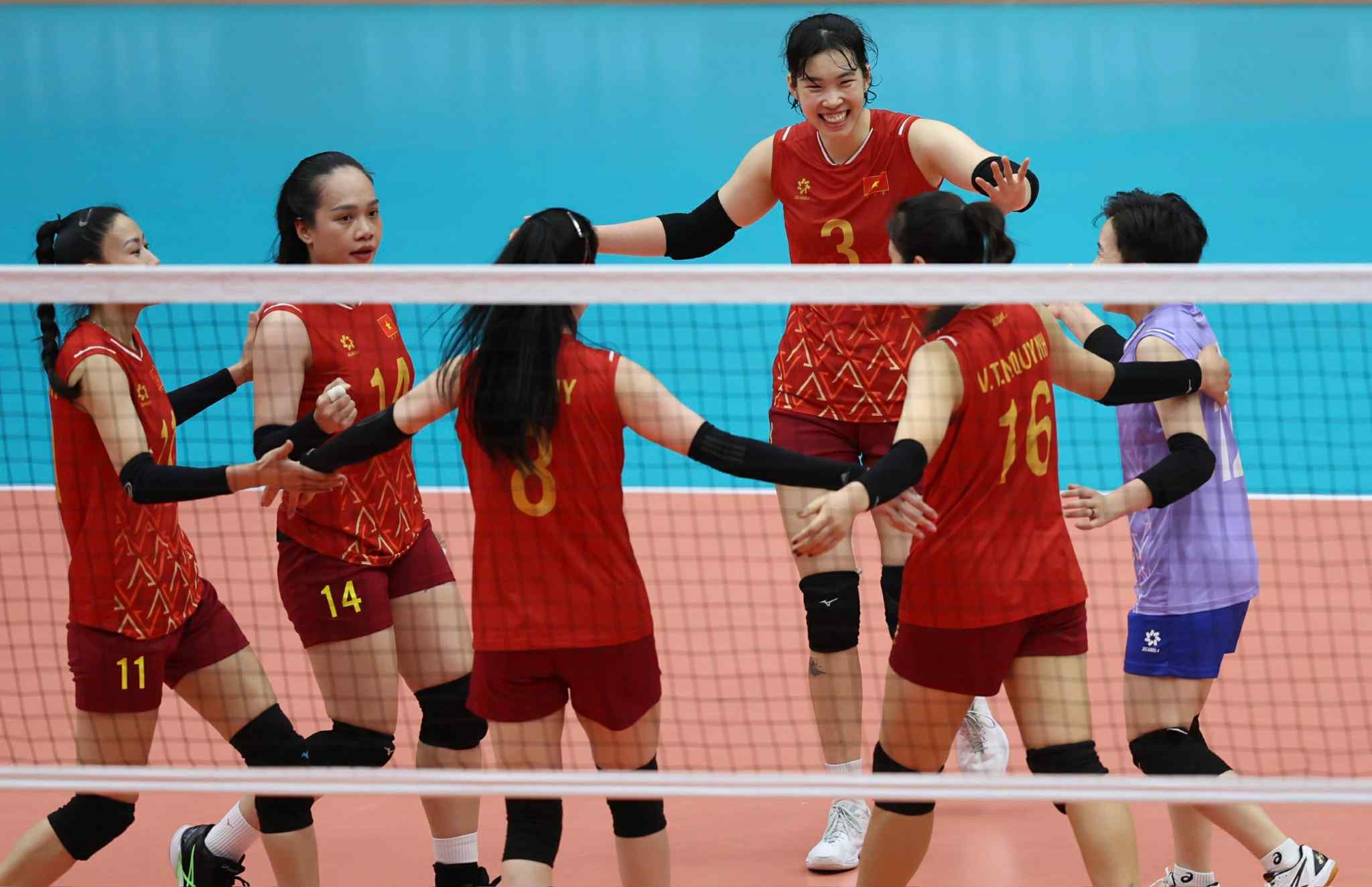 The Vietnam women's volleyball team competed in the 33rd SEA Games final. Photo: Minh Dan