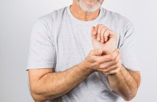 Winter causes joint pain and aging faster. Photo: Thuy Duong