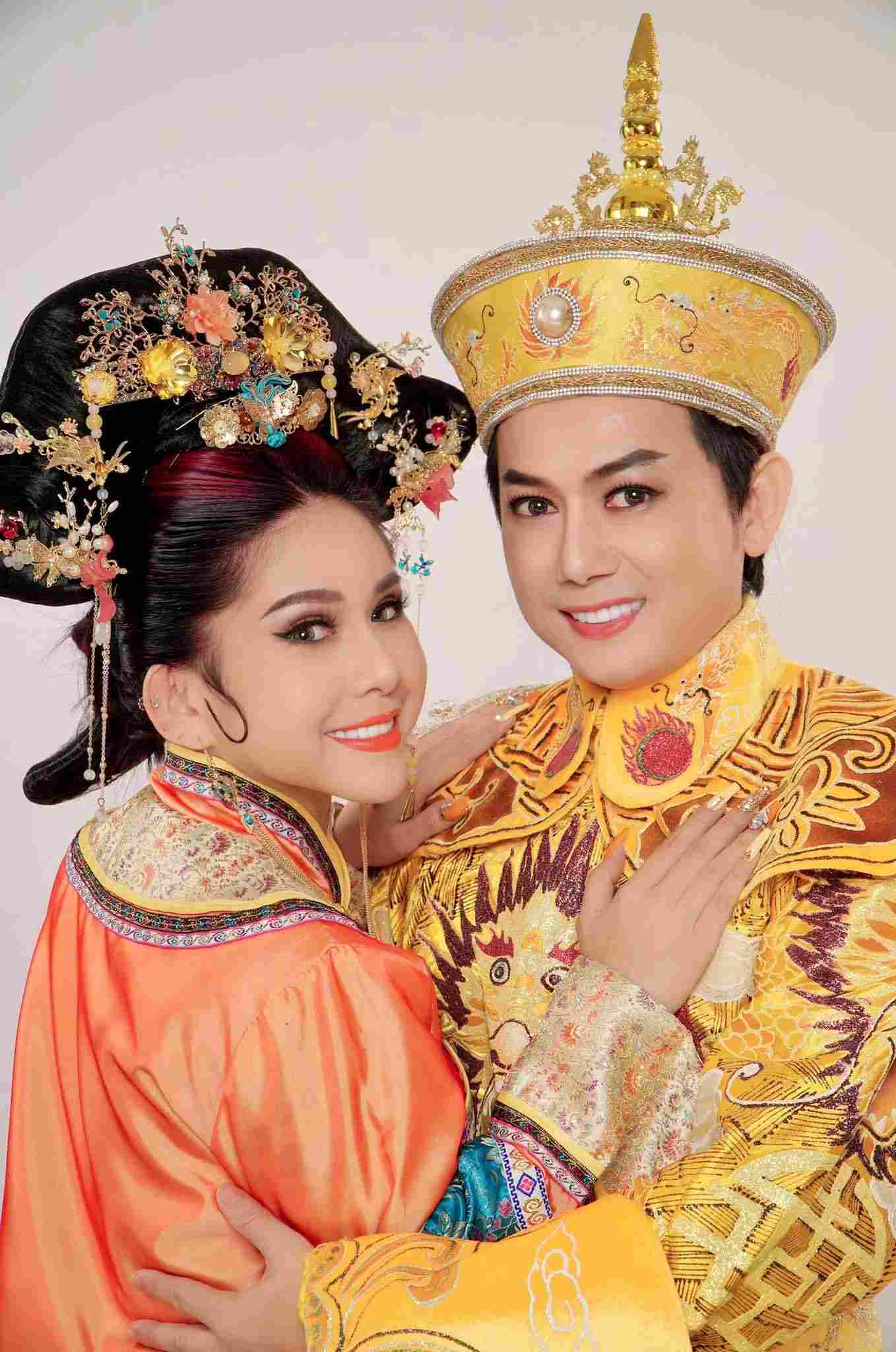 Nghe si Thai Vinh sinh ra trong gia dinh co truyen thong hat boi. Thap nien 1980, ba me anh mo doan tuong co, lay ten con trai Thai Vinh dat cho doan. Binh Tinh va Thai Vinh hoat dong trong doan Huynh Long. Anh: Nghe si cung cap.