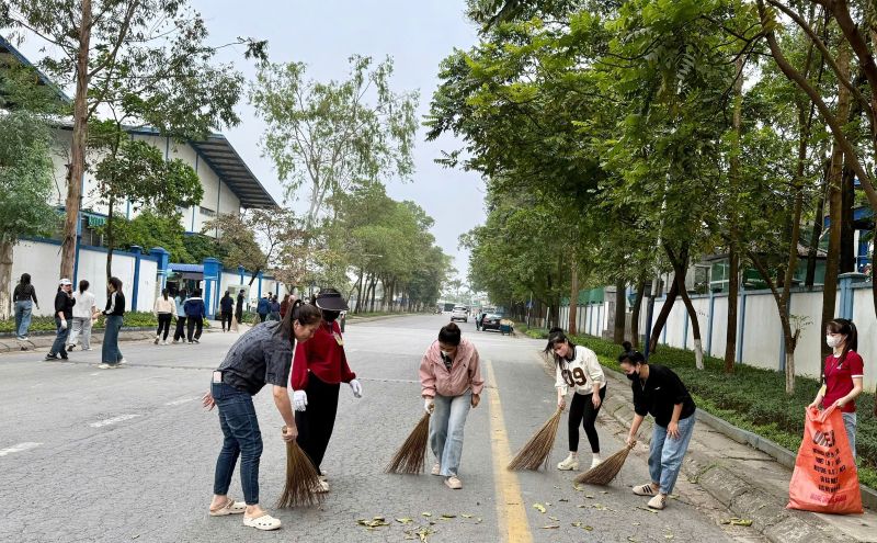 Union members and workers of the Trade Union of Rollsport Vietnam Shoes Co., Ltd. clean up the environment. Photo: Tuan Linh