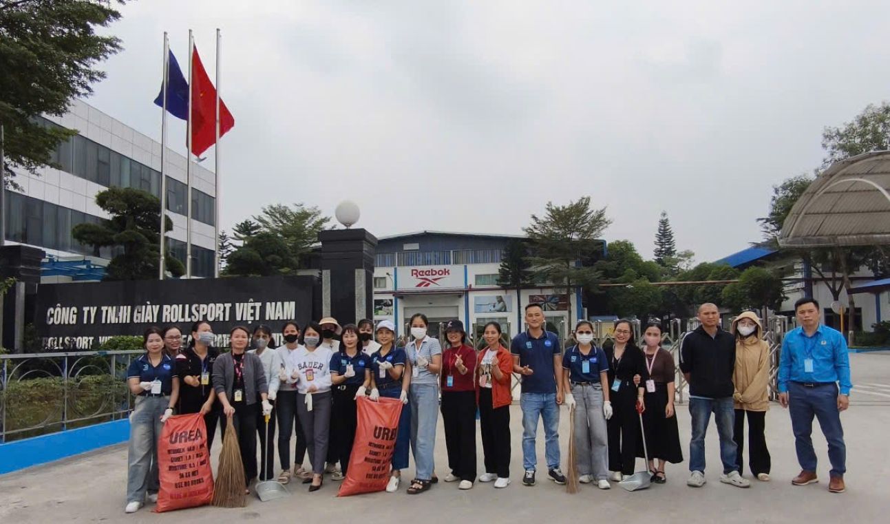 Doan vien, nguoi lao dong Cong doan Cong ty TNHH Giay Rollsport Viet Nam tham gia le ra quan tong ve sinh moi truong nam 2025. Anh: Tuan Linh