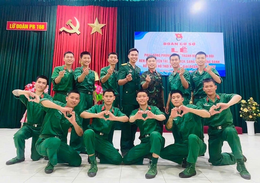 Dai uy Le Xuan Trieu dung thu 4 hang tren tu trai qua phai. Anh: Nhan vat cung cap