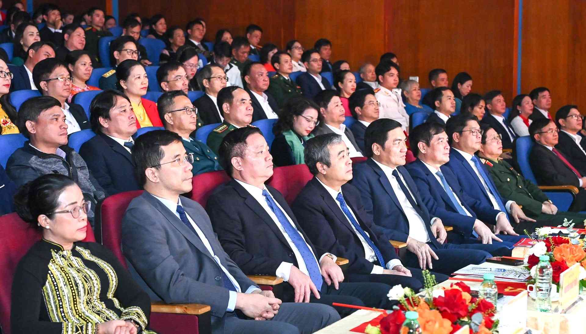 Cac dai bieu tham du chuong trinh. Anh: Thanh Cuong