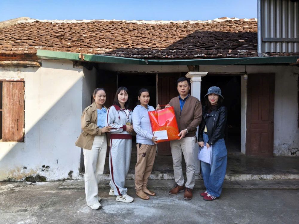 Mr. Nguyen Van Ty - Chairman of the Company's Trade Union presented support gifts to families affected by storms and floods. Photo: Nguyen Thi Nga