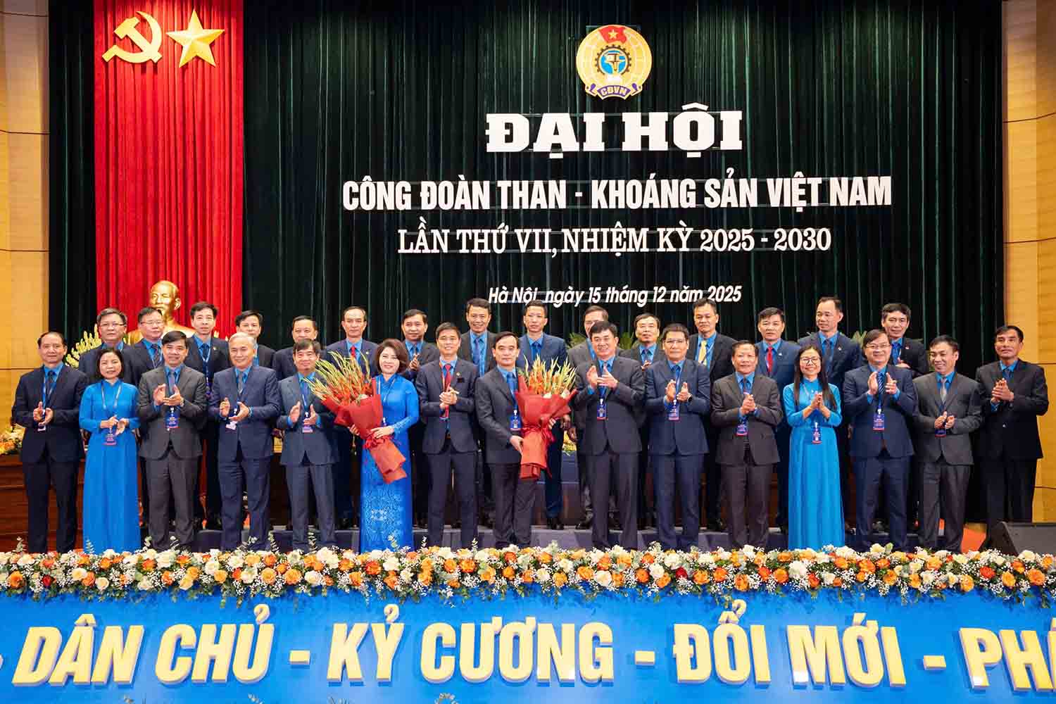 Cac ong Ngo Duy Hieu - Pho Chu tich Tong LDLDVN, Ngo Hoang Ngan - Chu tich Hoi dong thanh vien Tap doan chuc mung Ban chap hanh Cong doan Than - Khoang san Viet Nam khoa VII. Anh: Huu Chanh