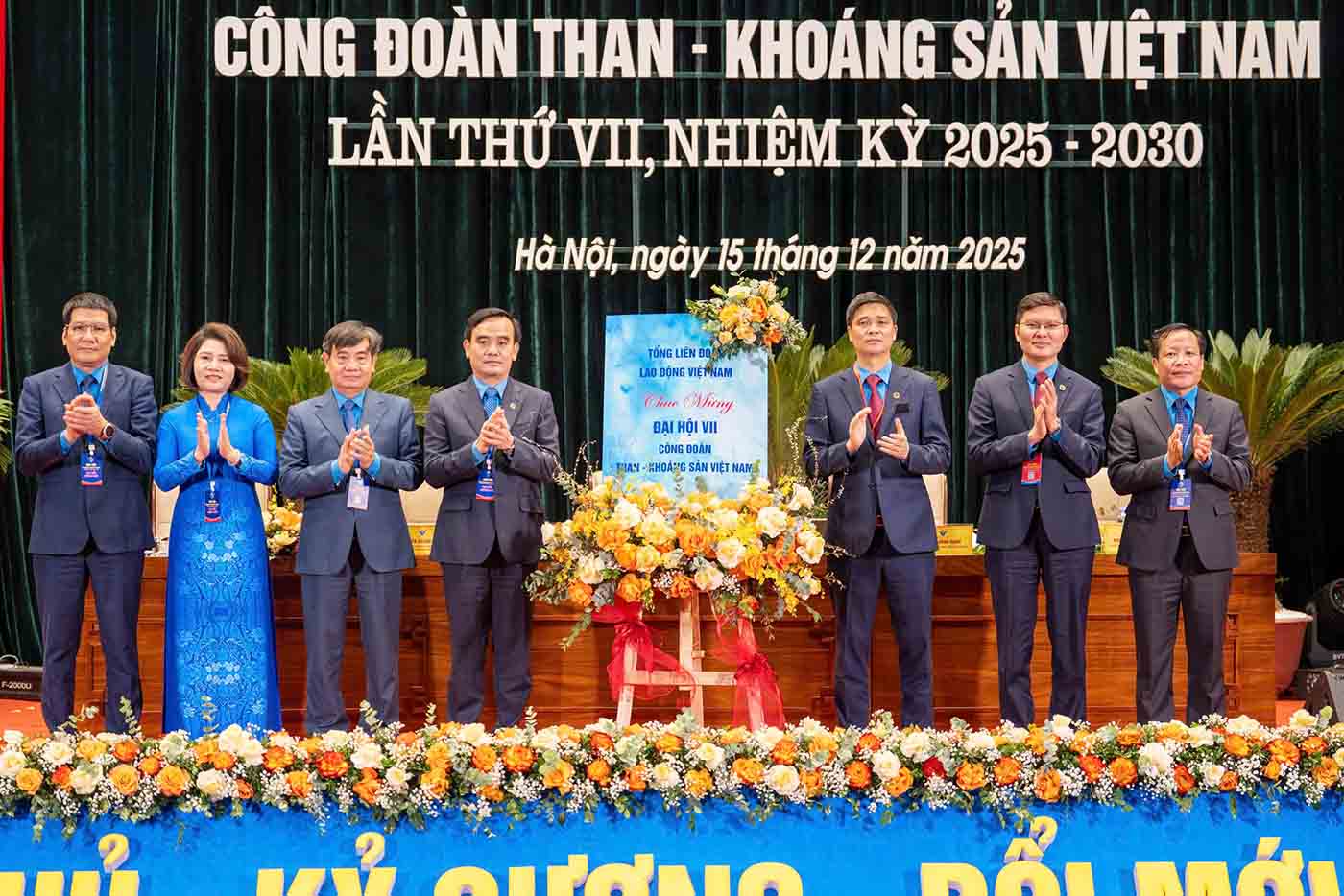 Lanh dao Tong LDLDVN tang hoa chuc mung Dai hoi. Anh: Huu Chanh