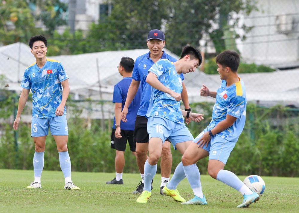 U22 Viet Nam dang co tinh than thoai mai sau chien thang thuyet phuc truoc U22 Malaysia. Anh: VFF