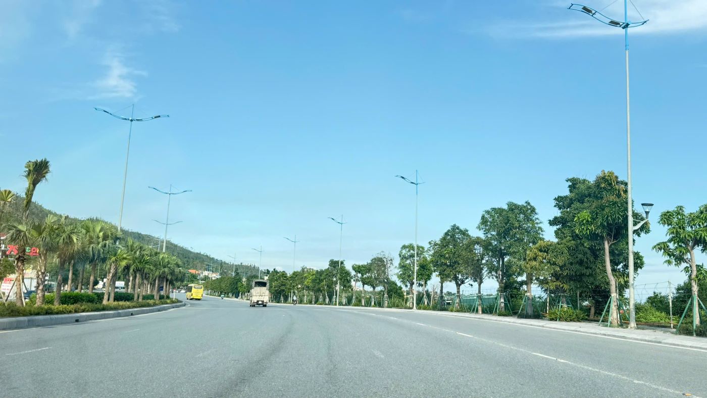 El parque forestal Globe Ha Long esta situado en un eje de carretera de 10 carriles frente al Complejo Urbano Ha Long Xanh. Foto: Nguyen Hung