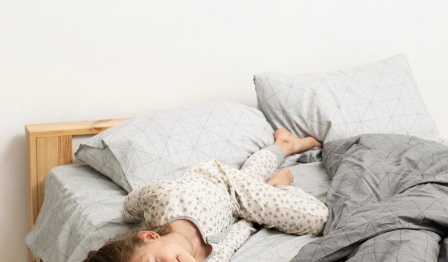 On a cold winter morning, calling your child up to go to school easily becomes a pressure for many families. Photo: Thuy Duong