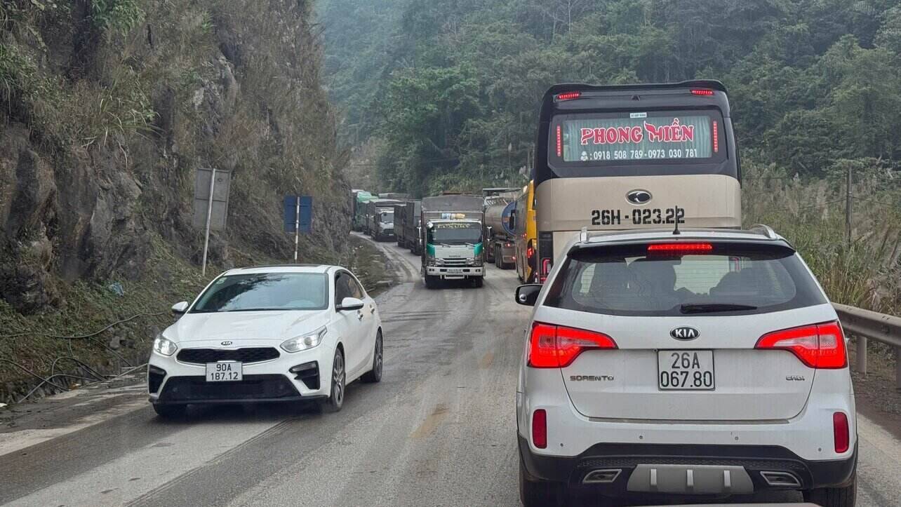 Cac phuong tien luu thong cham tren Quoc lo 6. Anh: Minh Nguyen