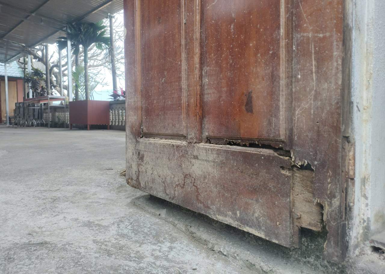 Do anh huong cua thoi gian va mua lu, nhieu hang muc trong den da hu hong. Anh: Van Duc