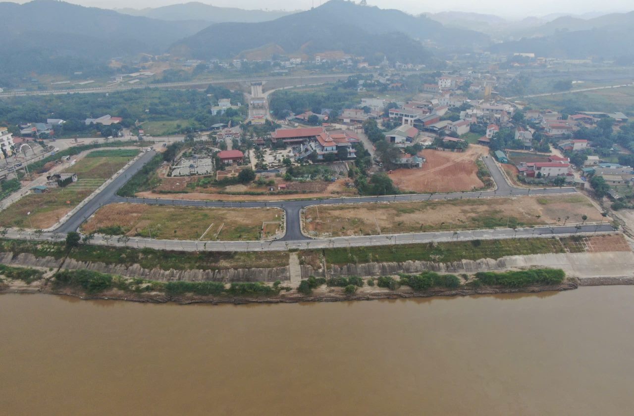 Den nam trong quan the di tich chua den Dai An (xa Mau A, tinh Lao Cai). Anh: Van Duc