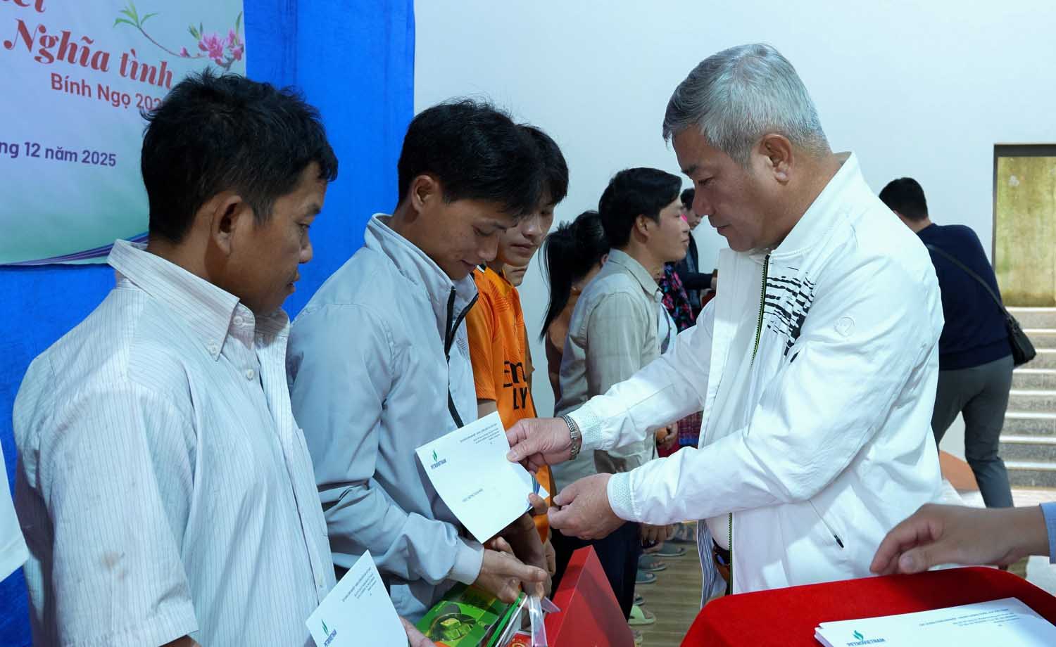 Ong Do Chi Thanh trao qua ho tro cho dai dien 35 ho dan thon Kho Vang. Anh: Tran Trung.