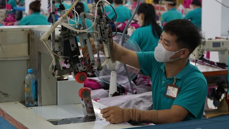 Cong nhan lao dong tai Khu Cong nghiep Hoa Phu. Anh: Hoang Loc