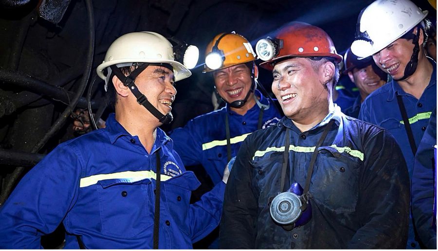 Chairman of TKV Trade Union Le Thanh Xuan visited and presented gifts to encourage workers of Vang Danh Coal Joint Stock Company. Photo: TKV Trade Union