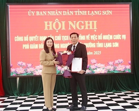 Lang Son Provincial People's Committee held a conference to announce the decision to appoint the Deputy Director of the Department of Agriculture and Environment. Photo: Dinh Quyet