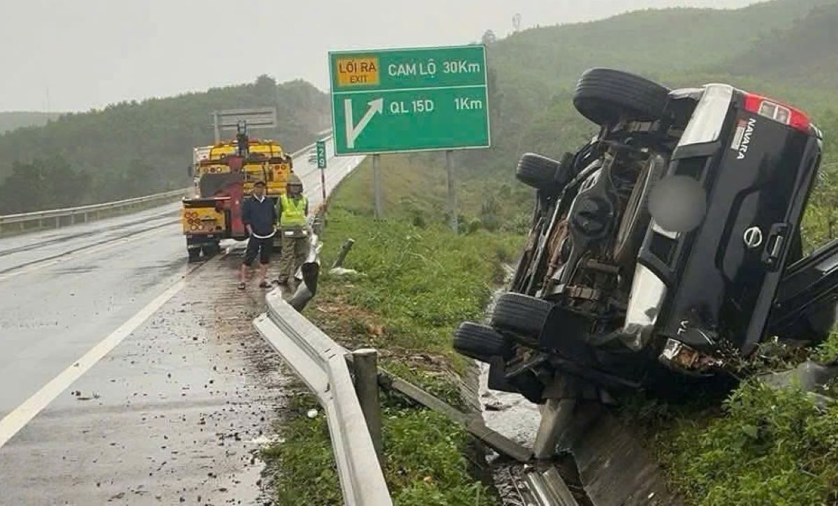 Cam Lo - La Son 고속도로에서 전복된 픽업 트럭. 사진: 교통 경찰국