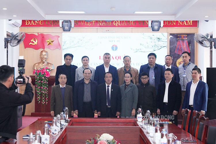 Leaders of the Department of Health and the Department of Home Affairs of Dien Bien took photos with staff to strengthen the health stations of communes and wards. Photo: Quang Dat