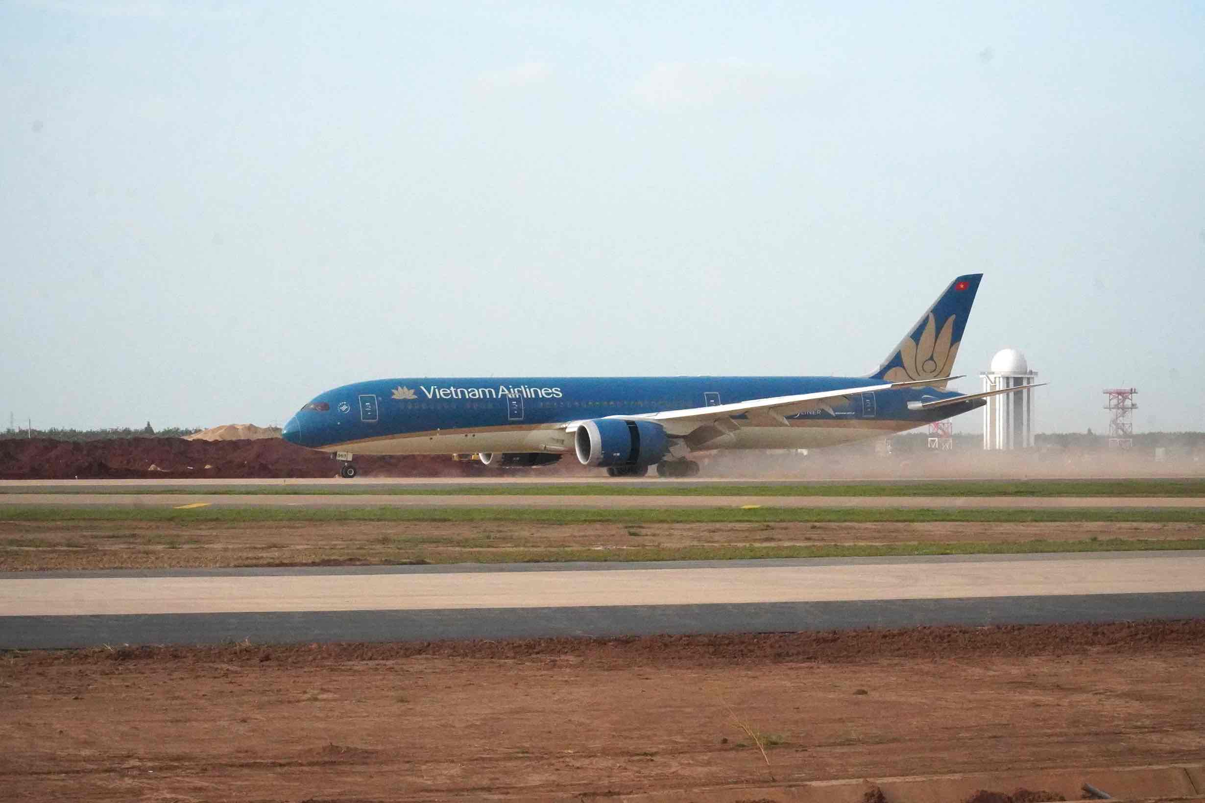 Boeing 787 landed at Long Thanh airport. Photo: HAC