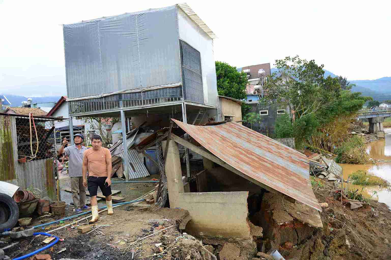 Nha cua cua nguoi dan tai xa D'ran (Lam Dong) bi hu hong do mua lu gay ra. Anh: Phuc Khanh