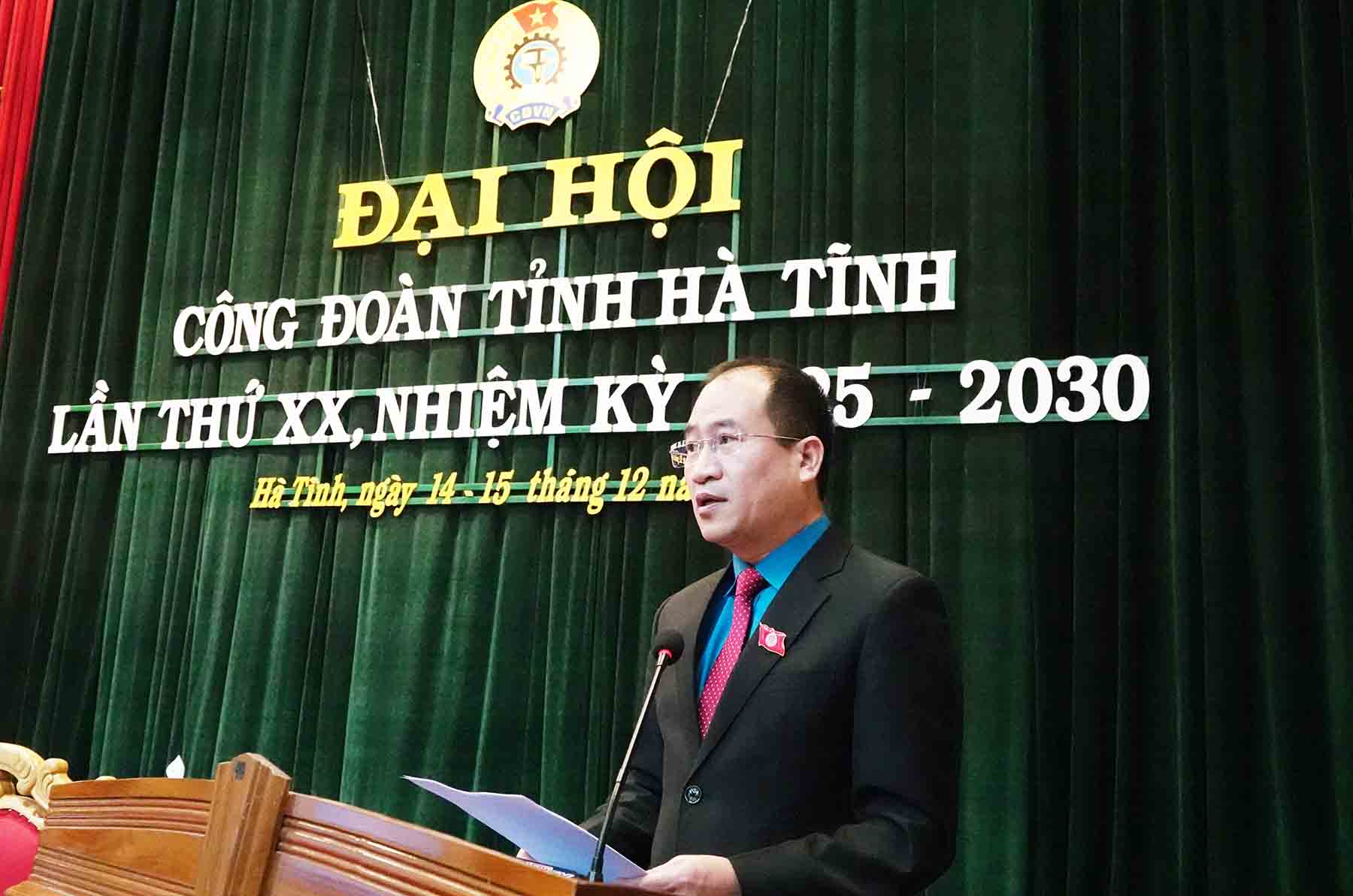 Mr. Nguyen The Hoan was re-elected as Chairman of the Ha Tinh Provincial Federation of Labor for the 2025 - 2030 term. Photo: Tran Tuan.