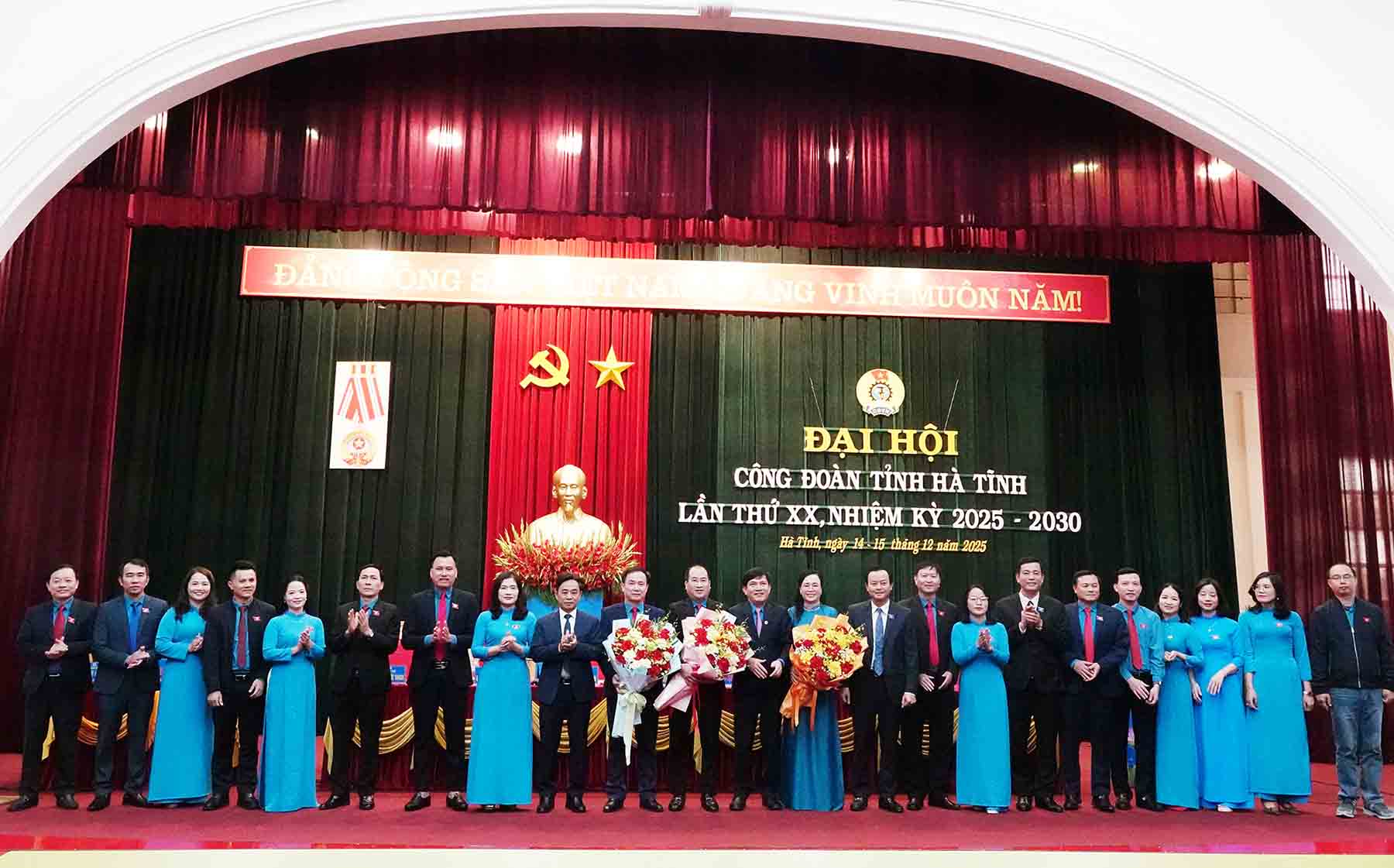 Tang hoa cho Ban Chap hanh LDLD tinh Ha Tinh khoa XX, nhiem ky 2025 - 2030. Anh: Tran Tuan.