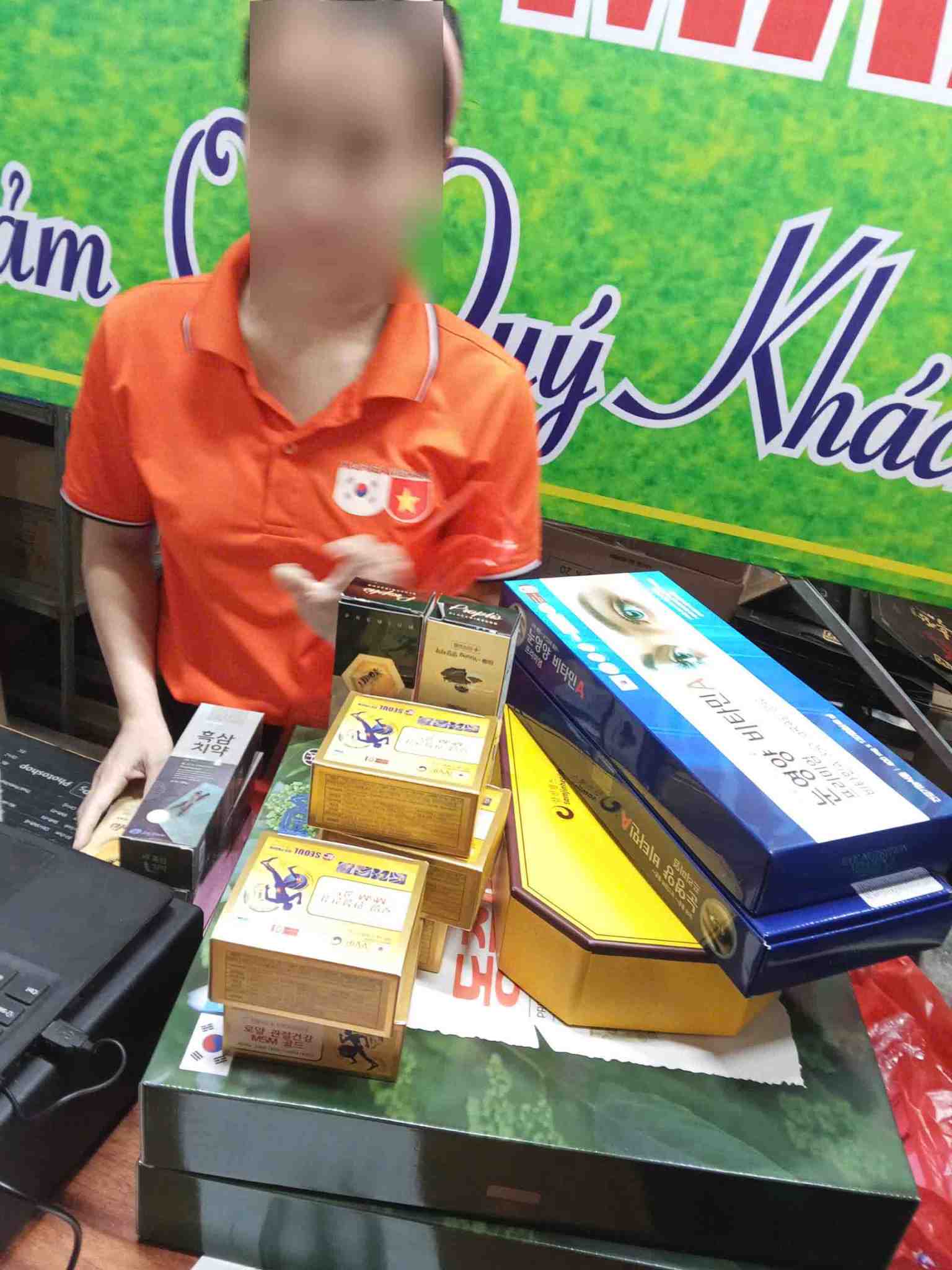 Một nhân viên bán hàng đang giới thiệu nhiều sản phẩm có nhiều nghi vấn cho người già. Ảnh: Ngọc Anh