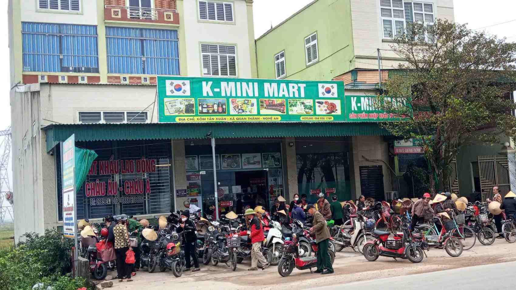 Rất nhiều người già tập trung tại siêu thị ở xóm Tân Xuân, xã Quan Thành (Nghệ An) để mua hàng. Ảnh: Quang Đại