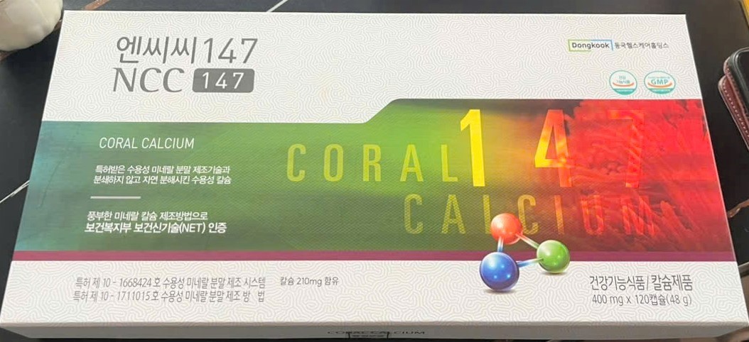 Một hộp viên uống canxi san hô người dân mua từ siêu thị tại xã Quan Thành với giá 8,8 triệu đồng. Ảnh: Quang Đại