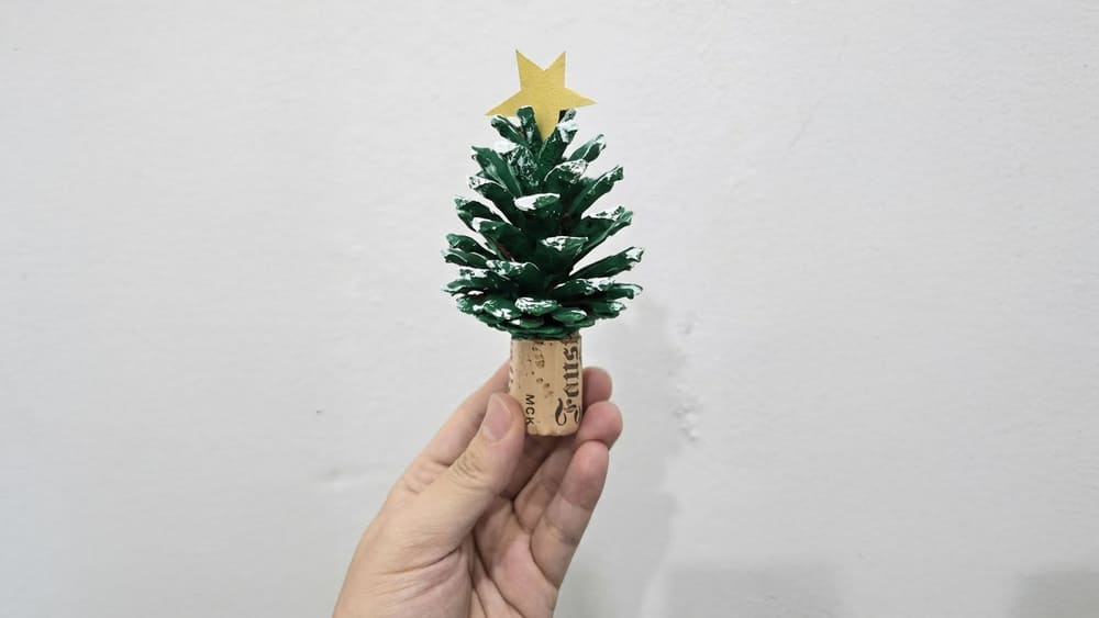 Les pins artisanaux fabriques a partir de pins seches aideront a creer une nouvelle decoration de maison pour Noël. Photo : Tuan Dat