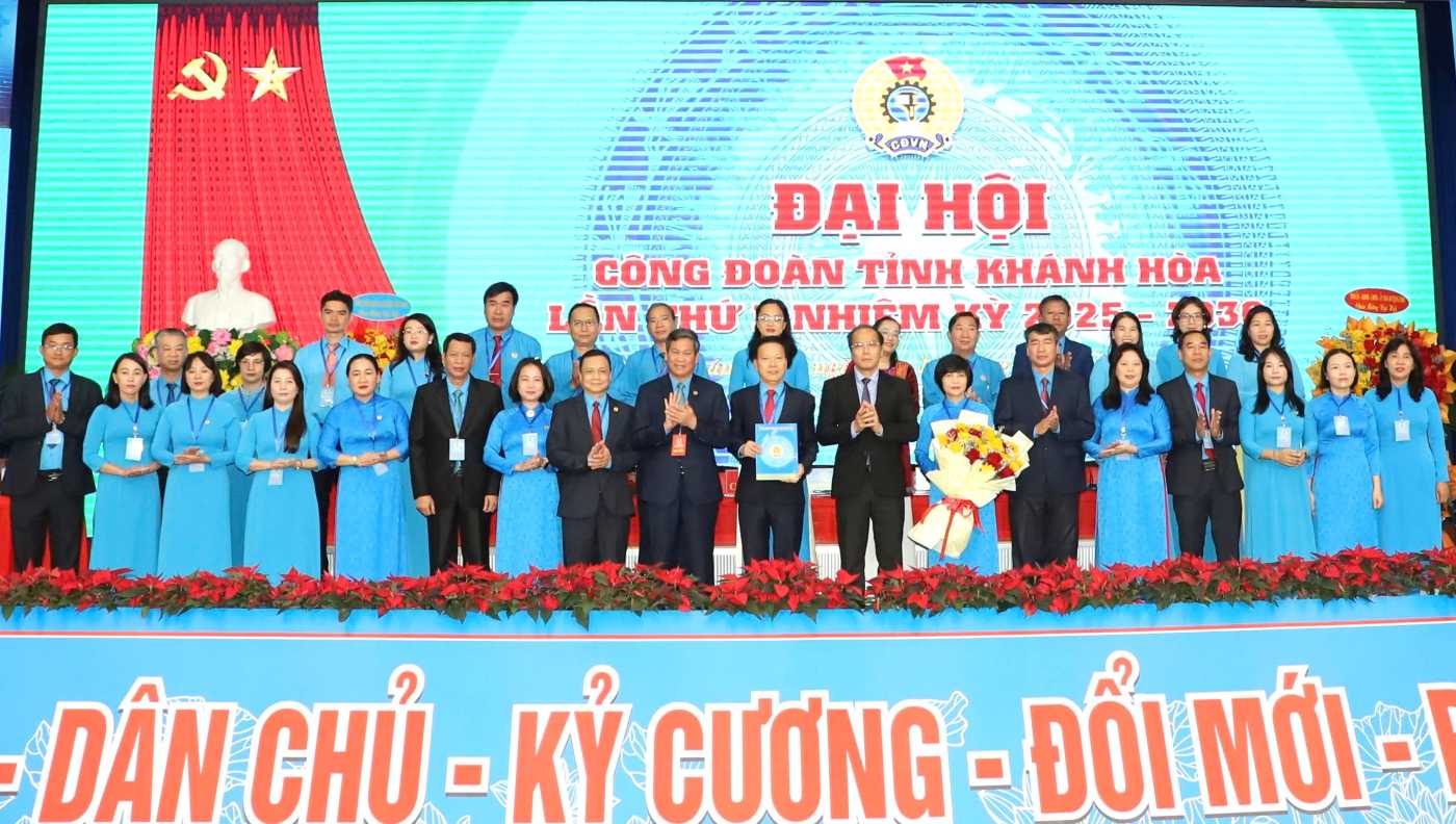 2025-2030 임기 Khanh Hoa 지방 노동 연맹 집행위원회가 대회에서 출범했습니다. 사진: Phuong Linh